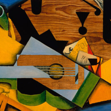 Pintura cubista Naturaleza muerta con guitarra de Juan Gris. Composición geométrica abstracta que muestra fragmentos de una guitarra, partituras musicales, una mesa y botellas, utilizando planos superpuestos en tonos marrones, ocres, grises y azules.