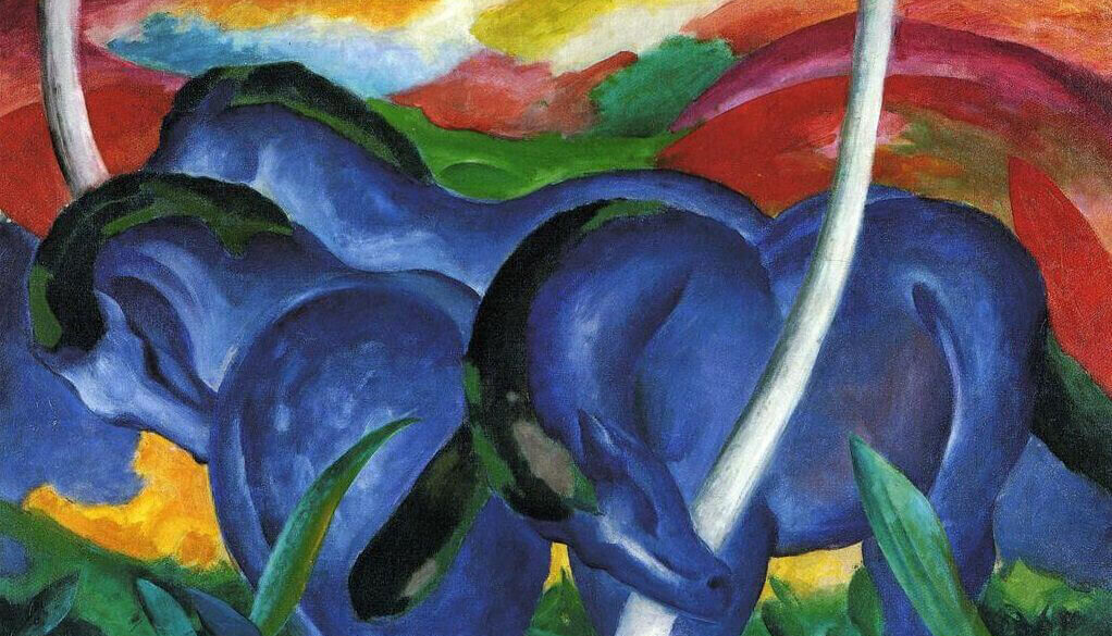 El Jinete Azul tiene como máximo símbolo esta pintura expresionista de Franz Marc que muestra caballos musculosos de un tono azul intenso agrupados sobre un paisaje de colinas rojas, amarillas y verdes.