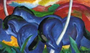 El Jinete Azul tiene como máximo símbolo esta pintura expresionista de Franz Marc que muestra caballos musculosos de un tono azul intenso agrupados sobre un paisaje de colinas rojas, amarillas y verdes.