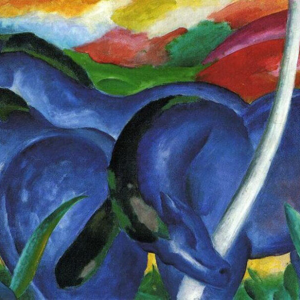 El Jinete Azul tiene como máximo símbolo esta pintura expresionista de Franz Marc que muestra caballos musculosos de un tono azul intenso agrupados sobre un paisaje de colinas rojas, amarillas y verdes.