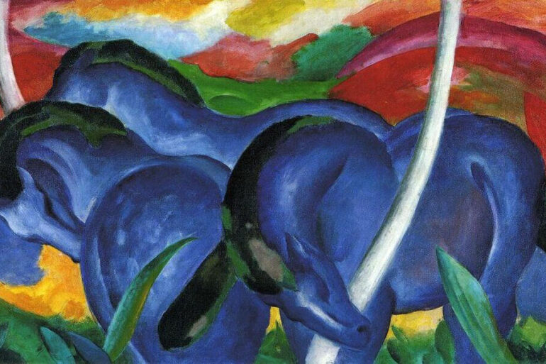 El Jinete Azul tiene como máximo símbolo esta pintura expresionista de Franz Marc que muestra caballos musculosos de un tono azul intenso agrupados sobre un paisaje de colinas rojas, amarillas y verdes.