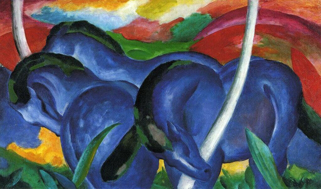 El Jinete Azul tiene como máximo símbolo esta pintura expresionista de Franz Marc que muestra caballos musculosos de un tono azul intenso agrupados sobre un paisaje de colinas rojas, amarillas y verdes.